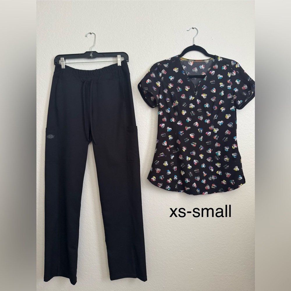 Colorful Print Black Scrub Set - XS